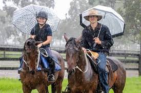 馬メディアレクシア | 雨の日でも乗馬を楽しむための対策グッズと注意点